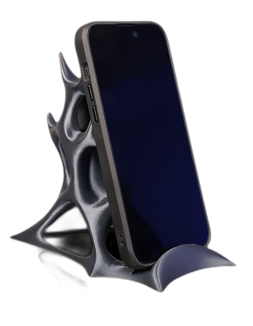 Suporte de celular com escultura orgânica prateada, uma peça produzida em impressão 3D personalizada pela Sigma.