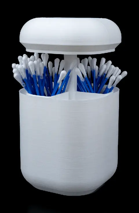 Detalhe do porta-cotonetes do kit organizador de banheiro, com tampa e divisórias.