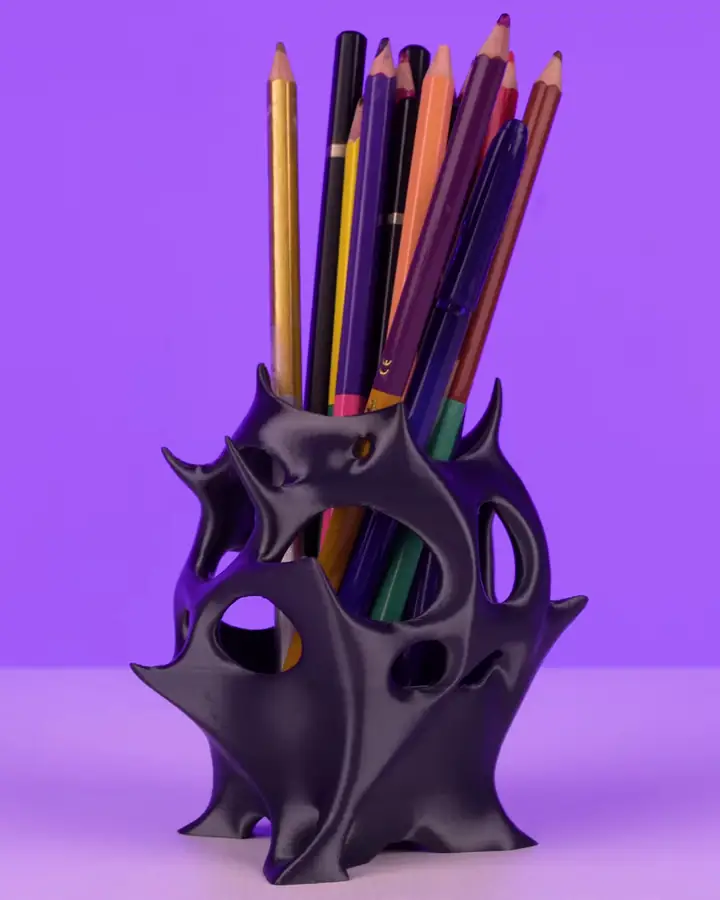 Porta-lápis escultural orgânico, still de abertura do vídeo do produto.