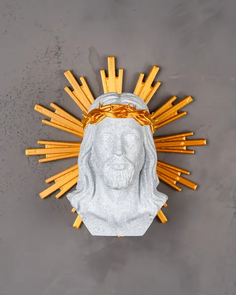 Busto de Cristo em relevo pendurado na parede, mostrando a aplicação real.