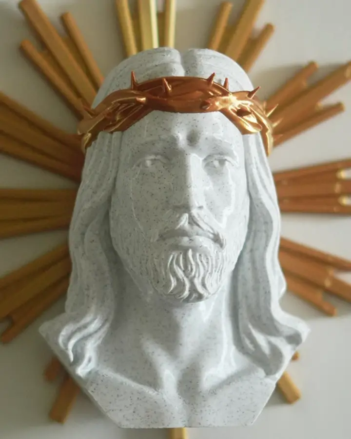 Busto de Cristo em relevo, still de abertura do vídeo do produto.