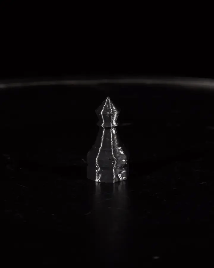 Conjunto de xadrez medieval em camadas, still de abertura do vídeo do produto.