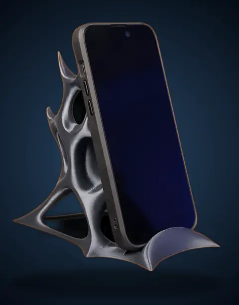 Suporte de celular com escultura orgânica prateada visto de frente, com o celular encaixado.