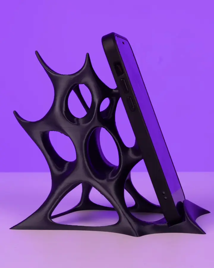 Suporte de celular orgânico prateado em still, quadro de abertura do vídeo do produto.