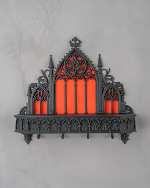 Porta-chaves de parede em estilo catedral gótica, montado e iluminado.