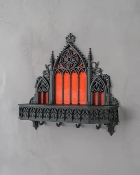 Porta-chaves de parede em estilo catedral gótica, visto em ângulo.