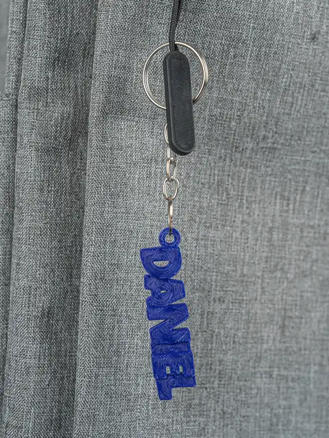 Chaveiro personalizado com nome, em uso real.