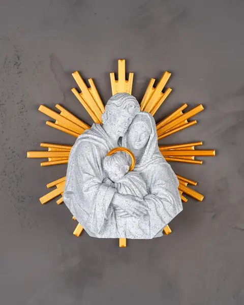 Peça devocional da Sagrada Família em relevo, aplicada na parede.