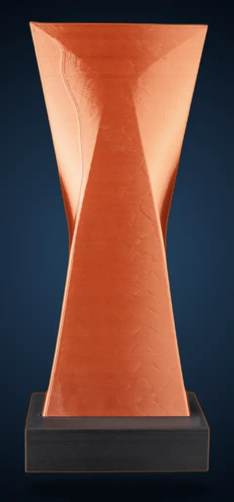 Troféu geométrico com acabamento cobre, impresso em 3D.